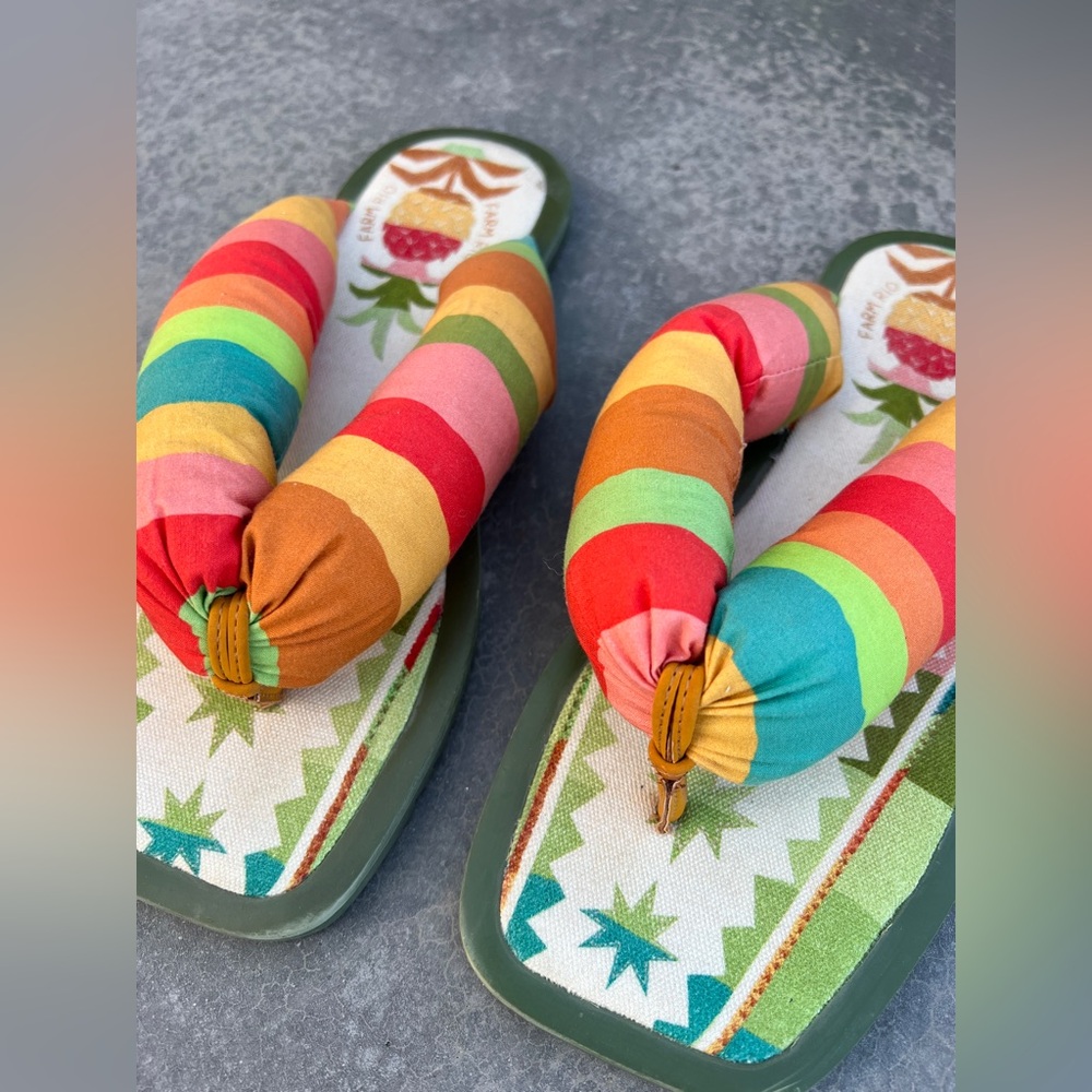 FARM RIO pineapple puffy rainbow flip flop sandals / size 10 - Picture 2 of 6